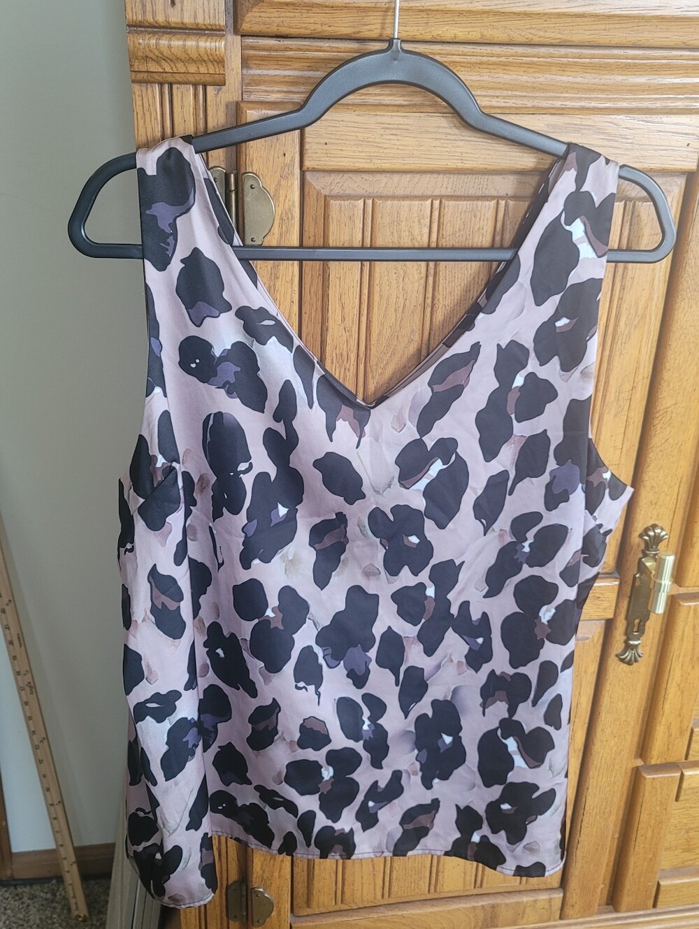 Ekouaer Leopard Print V-Neck Blouse in Blush and Black / Satin